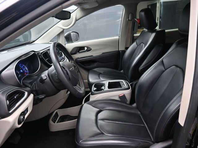 Used 2023 Chrysler Pacifica Touring-L FWD image 14
