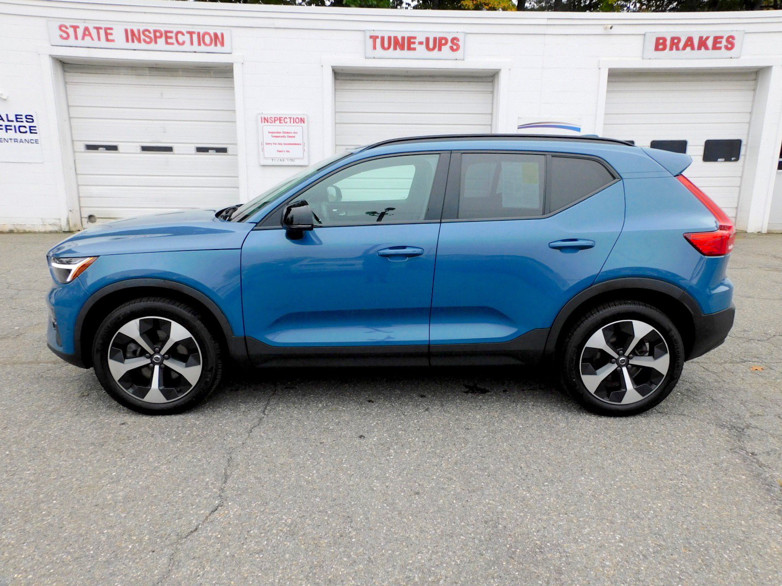 Used 2024 Volvo XC40 B5 Plus AWD/4WD image 2