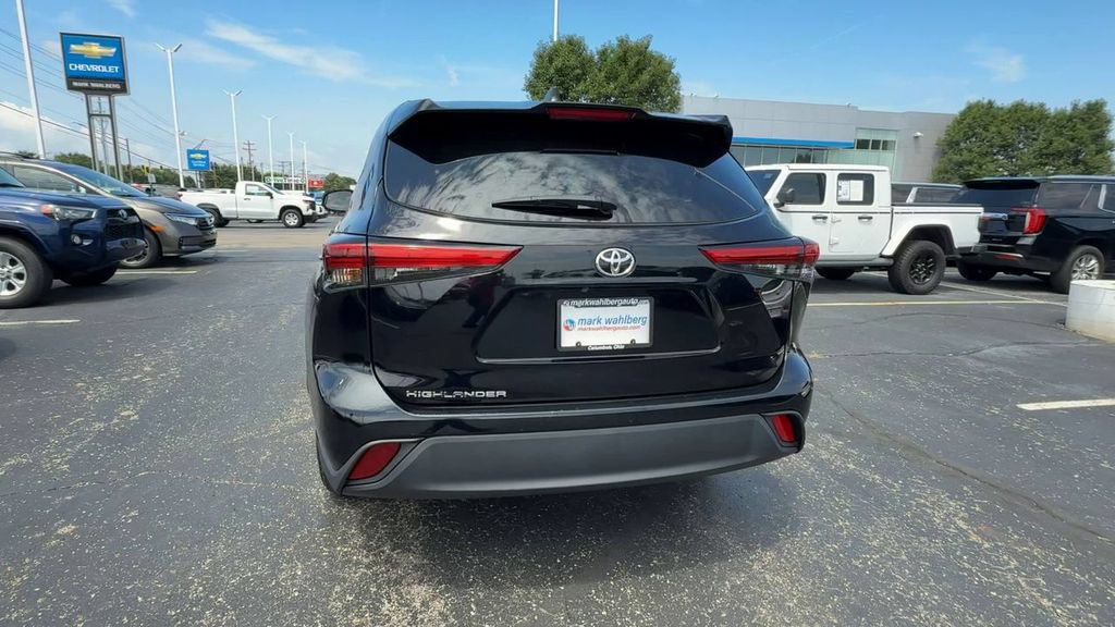 Used 2023 Toyota Highlander L FWD image 7