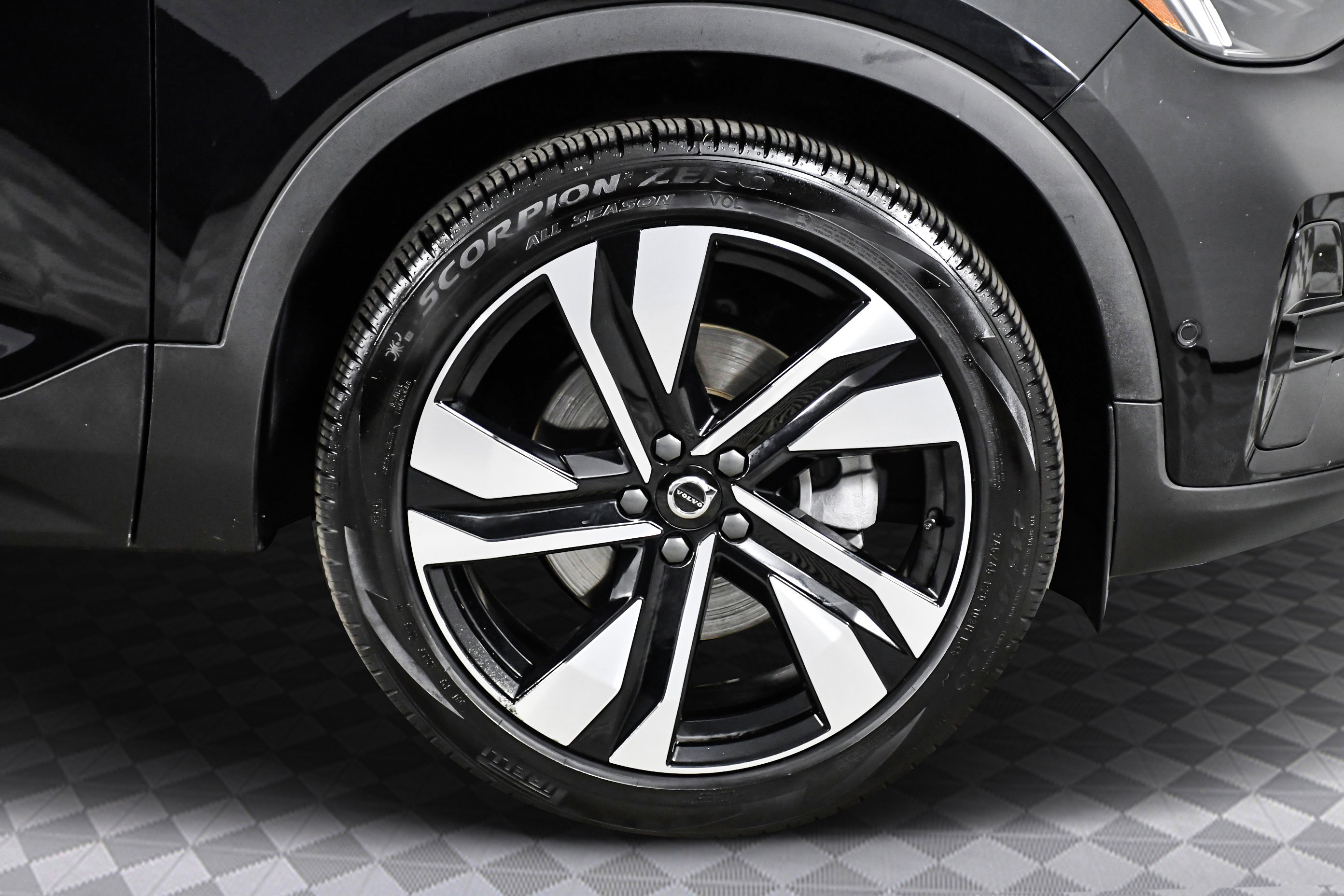Used 2025 Volvo XC40 B5 Plus image 34
