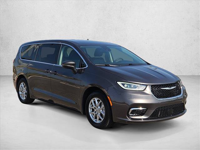 Used 2023 Chrysler Pacifica Touring-L FWD image 3