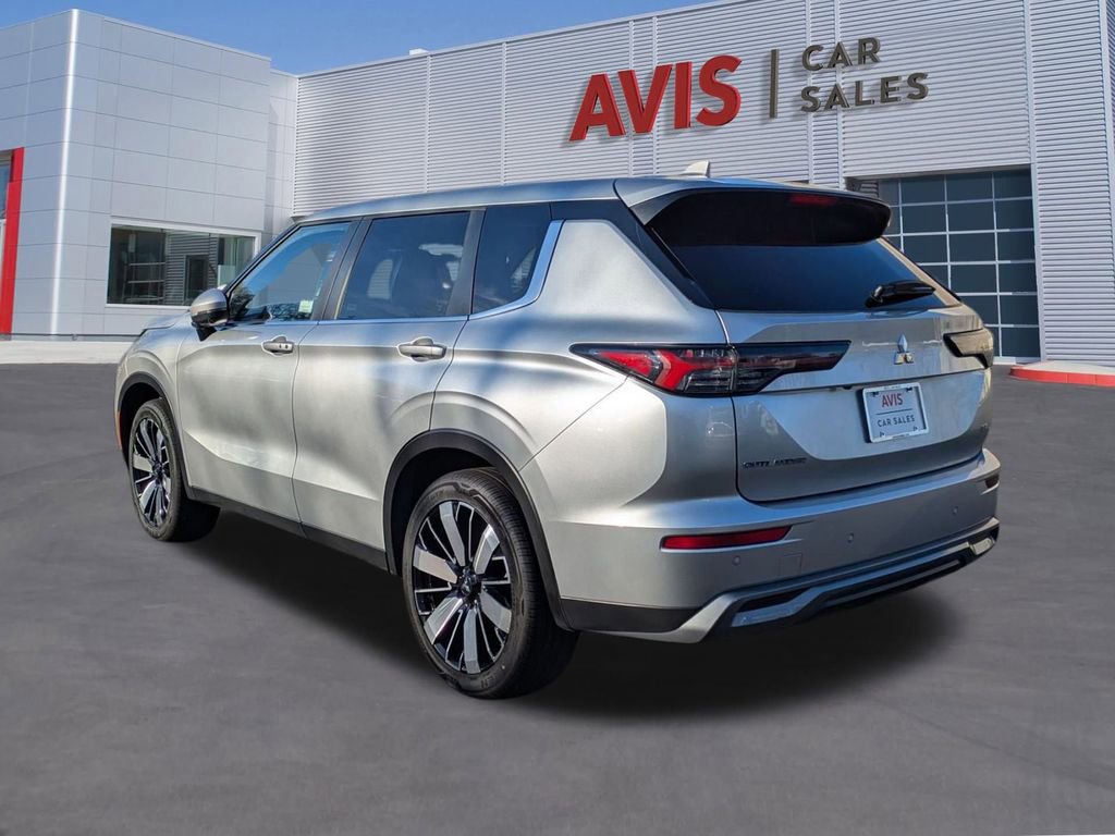 Used 2025 Mitsubishi Outlander SE image 9