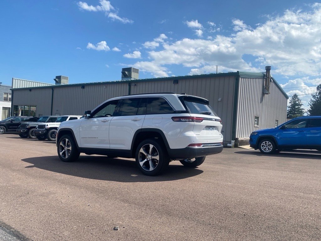 New 2025 Jeep Grand Cherokee Limited image 3