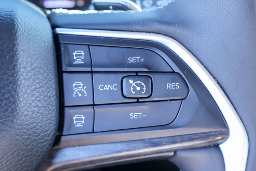 Used 2023 Jeep Grand Cherokee Limited w/ Luxury Tech Group II image 13