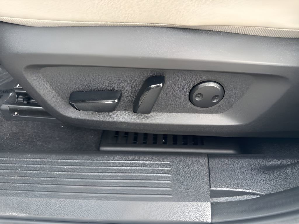 Used 2024 Nissan Rogue SV w/ SV Premium Package FWD image 10