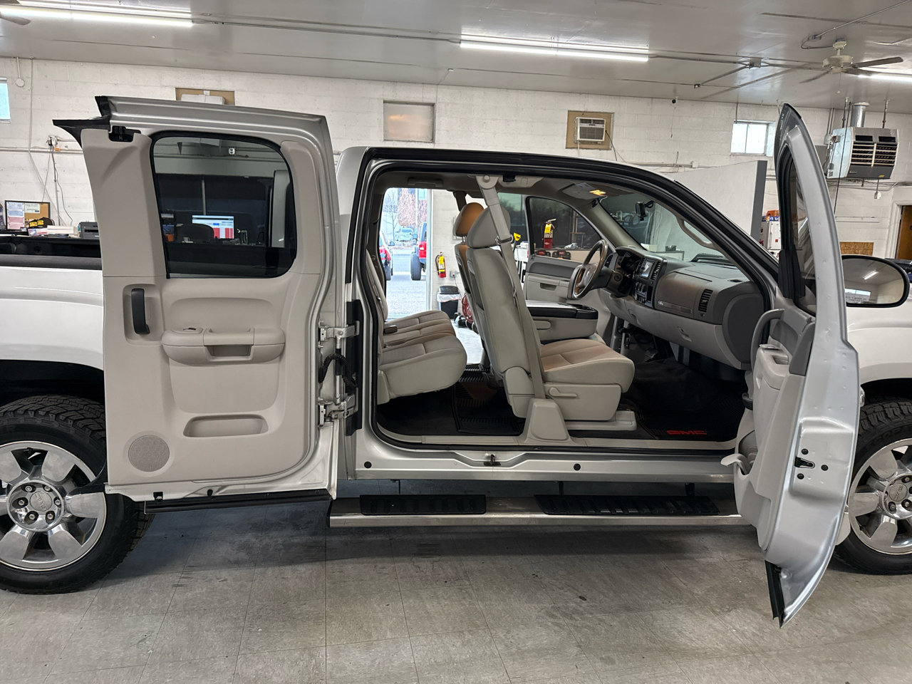 Used 2010 GMC Sierra 1500 SLE w/ Texas Edition image 48