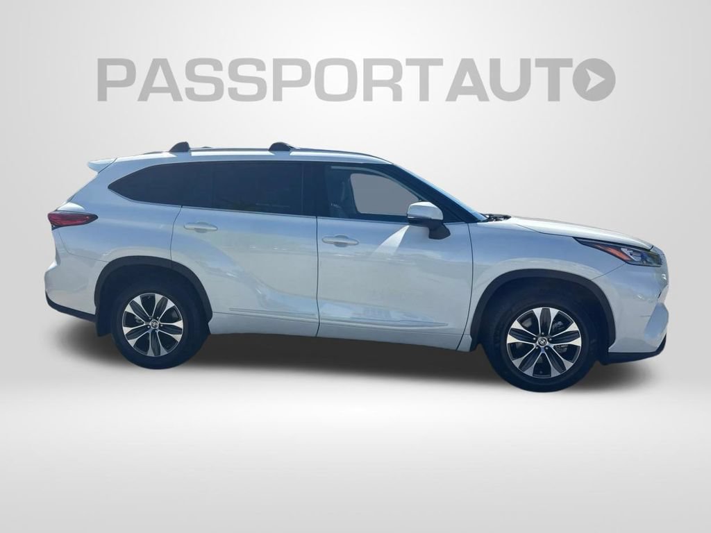 Used 2020 Toyota Highlander XLE AWD/4WD image 5