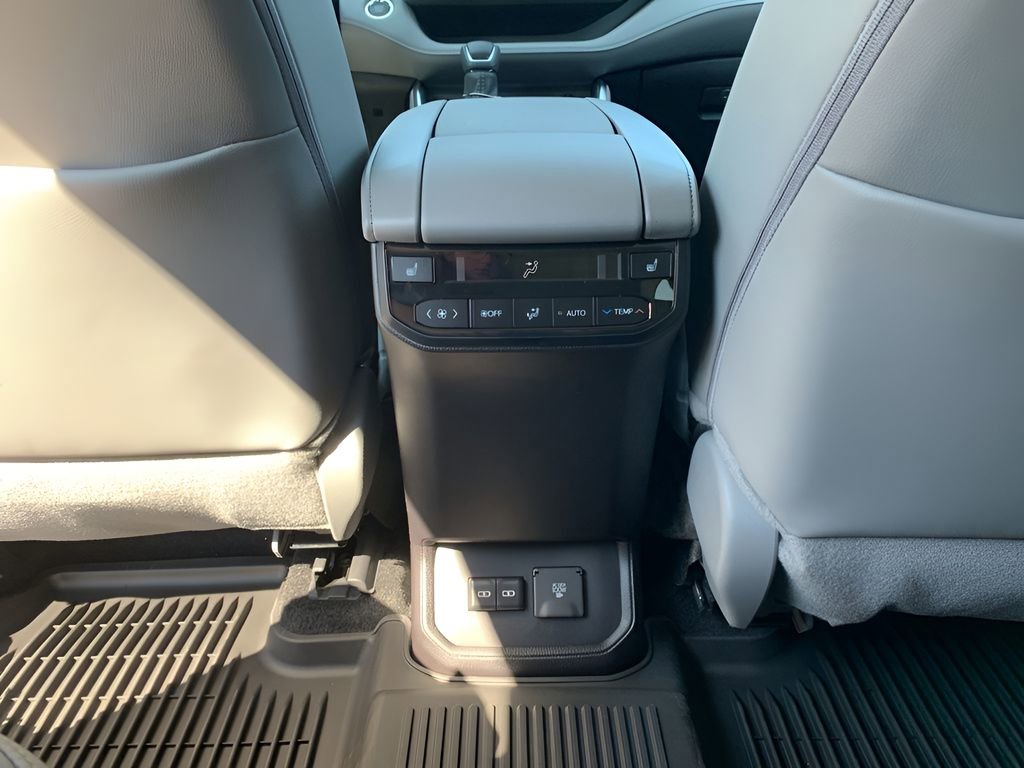 New 2025 Toyota Highlander Platinum image 14