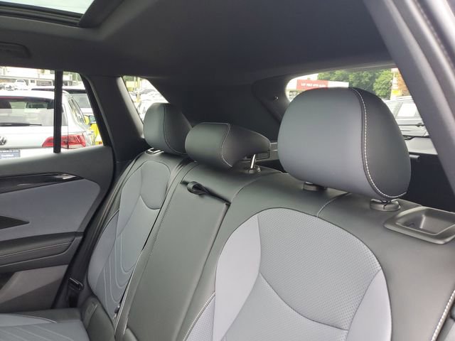 Certified 2025 Volkswagen Tiguan SE R-Line AWD/4WD image 9