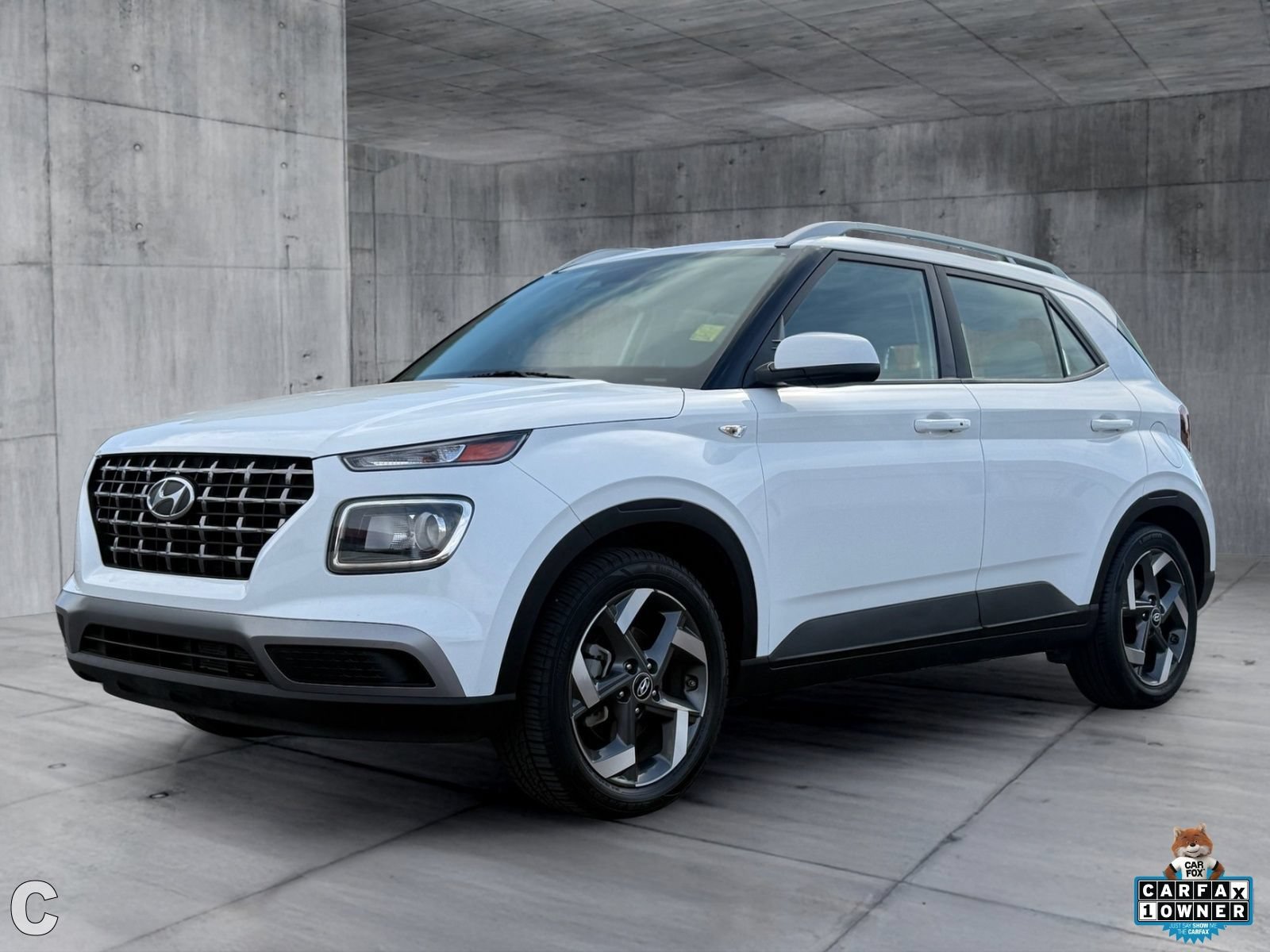 Used 2024 Hyundai Venue SEL FWD image 2