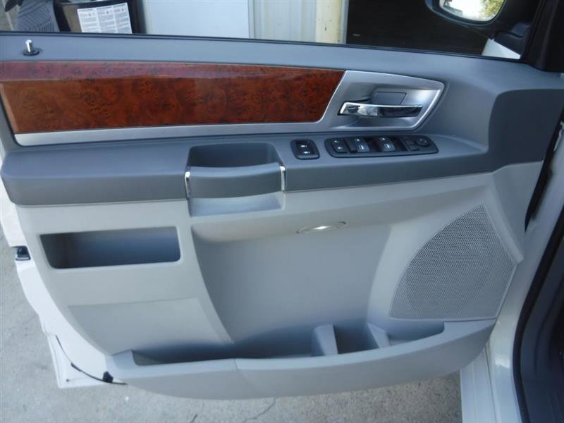 Used 2009 Chrysler Town & Country Touring image 37