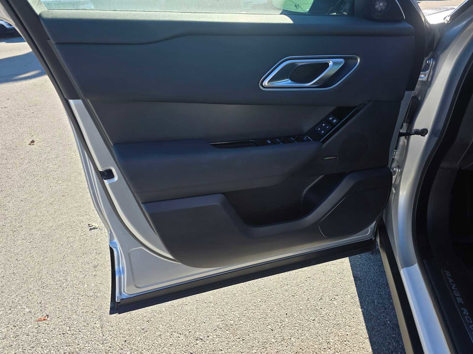 Used 2025 Land Rover Range Rover Velar Dynamic SE image 23