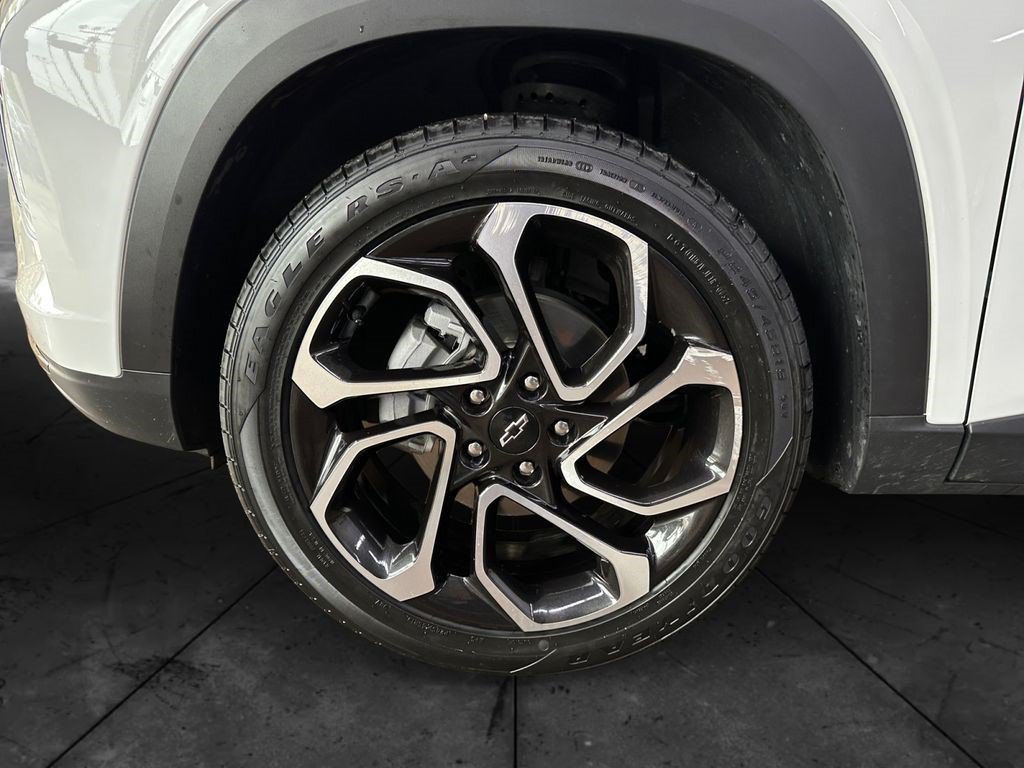 Used 2025 Chevrolet Trax RS w/ Sunroof Package FWD image 20