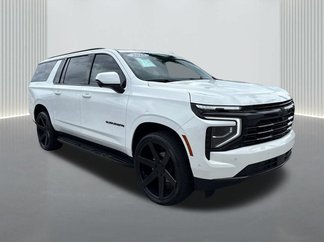 Used 2025 Chevrolet Suburban LT RWD image 3
