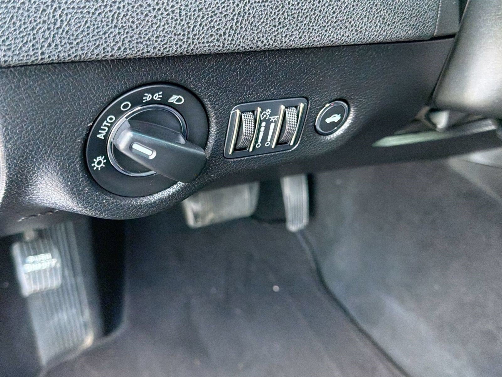 Used 2023 Chrysler 300 Touring w/ Sport Appearance Package RWD image 19