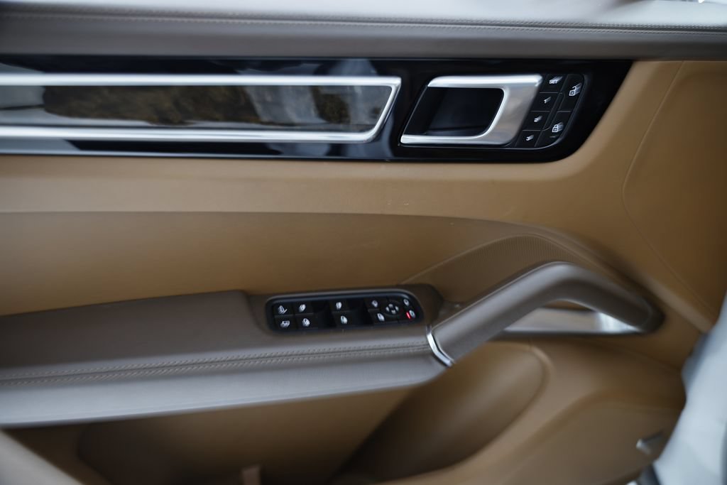 Certified 2023 Porsche Cayenne Turbo S AWD/4WD image 19