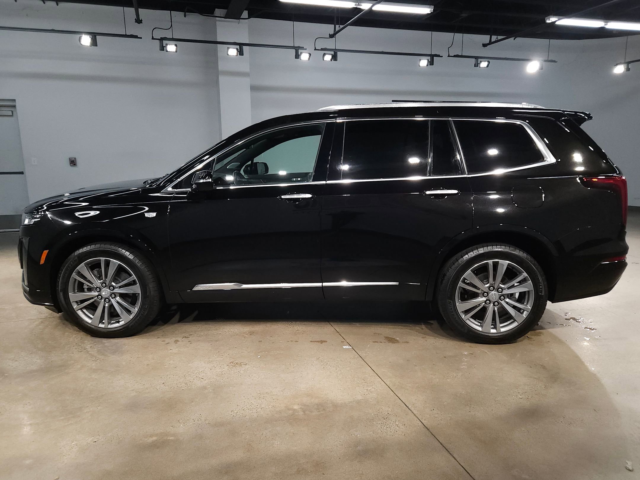 Used 2025 Cadillac XT6 Premium Luxury image 4