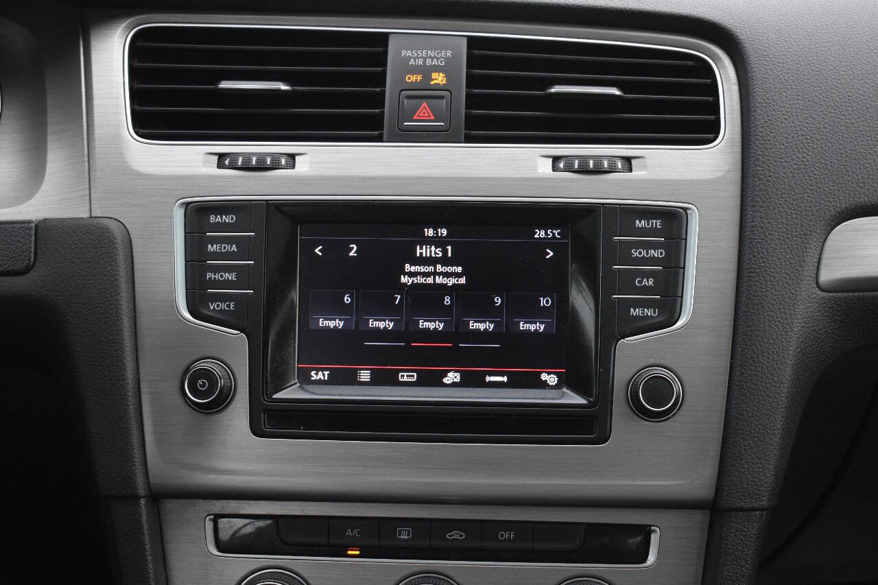 Used 2015 Volkswagen Golf S image 24