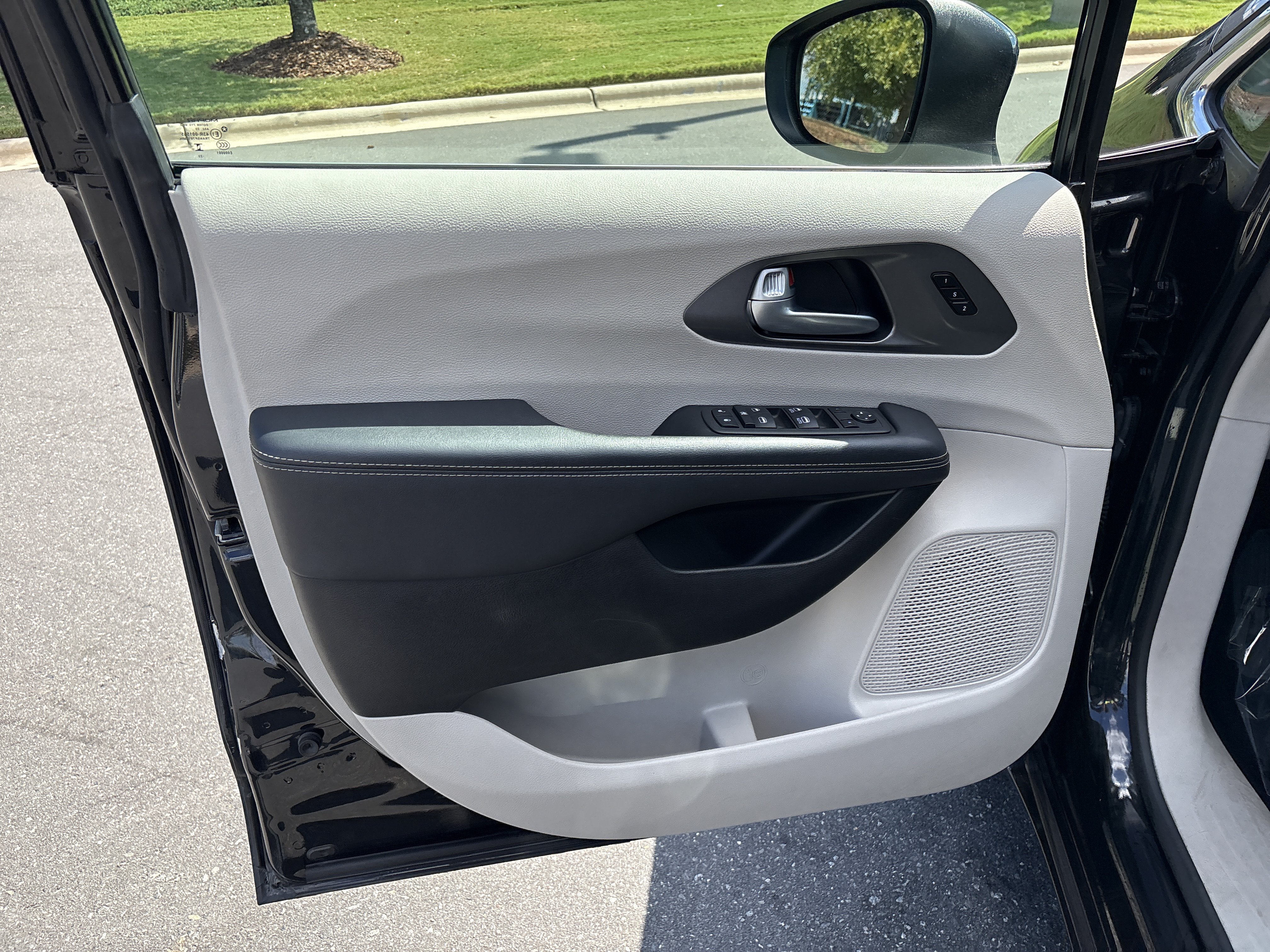 Used 2023 Chrysler Pacifica Touring-L FWD image 15