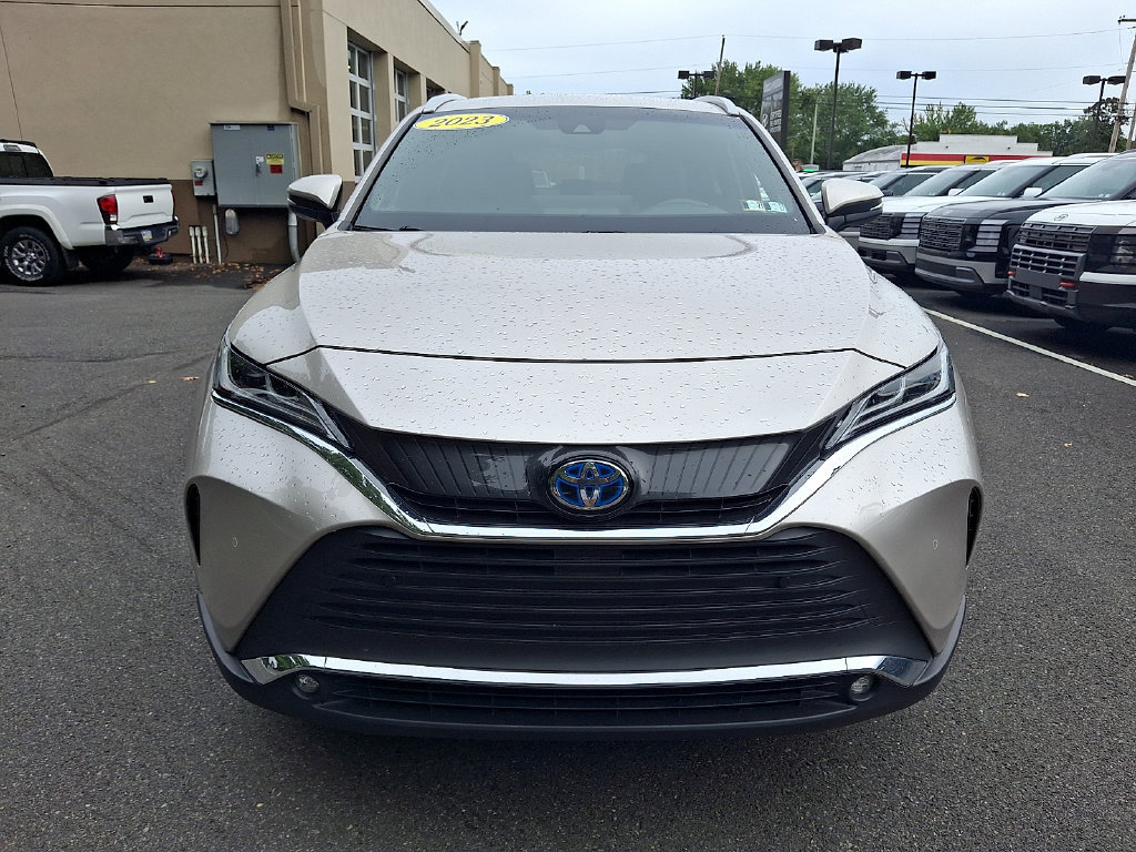Used 2023 Toyota Venza XLE AWD/4WD image 2