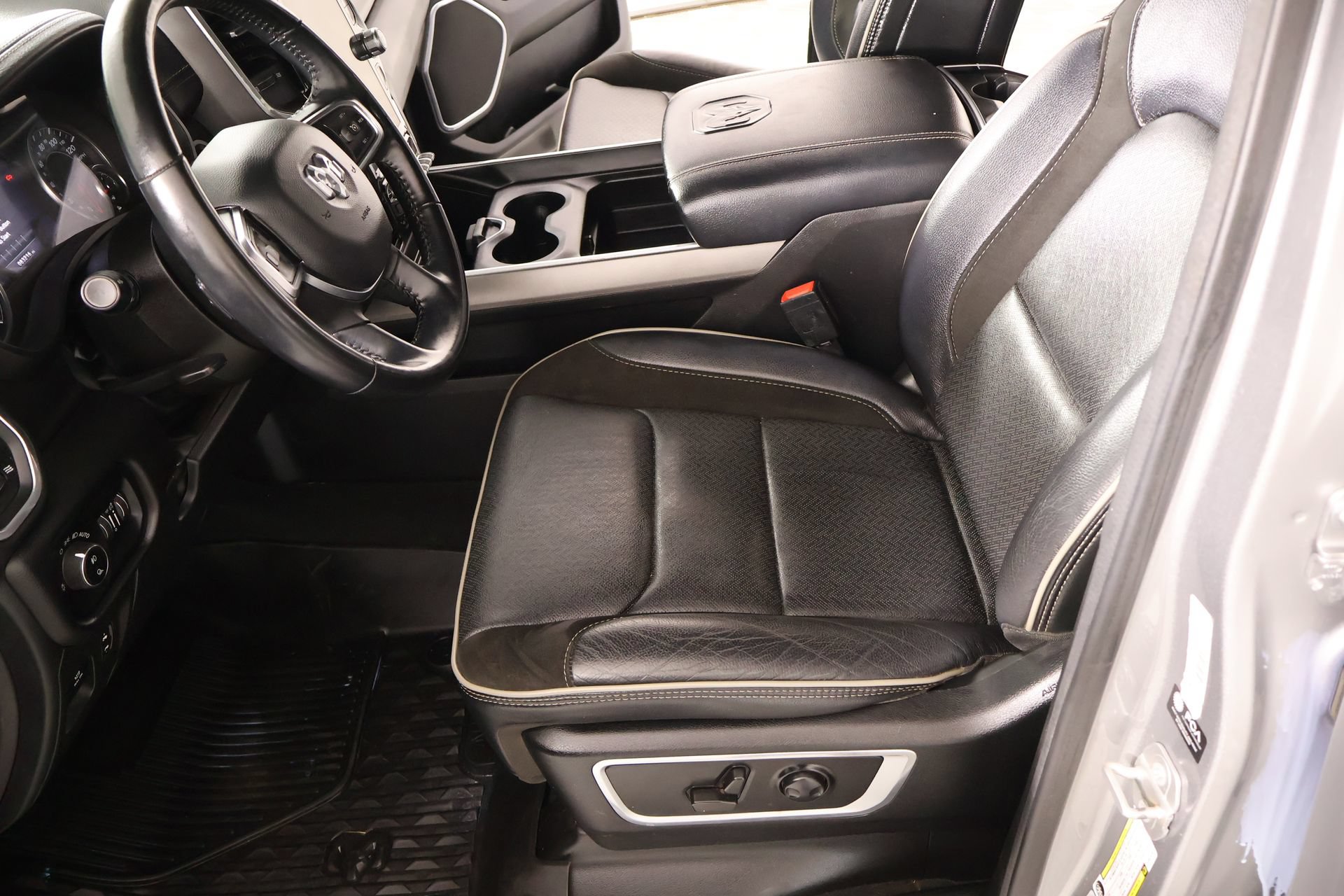 Used 2022 RAM 1500 Laramie AWD/4WD image 12
