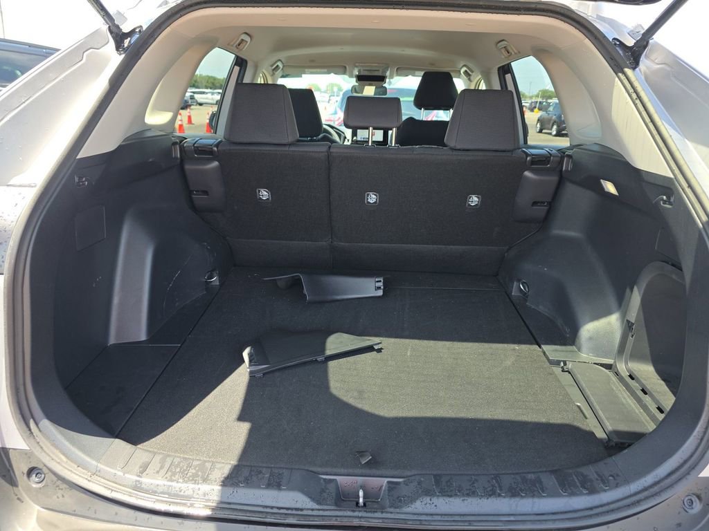 Used 2025 Toyota RAV4 LE AWD/4WD image 8
