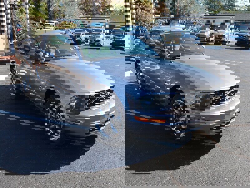 Used 2006 Ford Mustang Premium RWD image 3