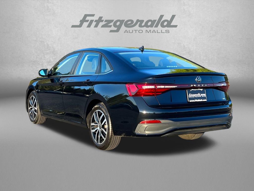 Used 2025 Volkswagen Jetta SE FWD image 8