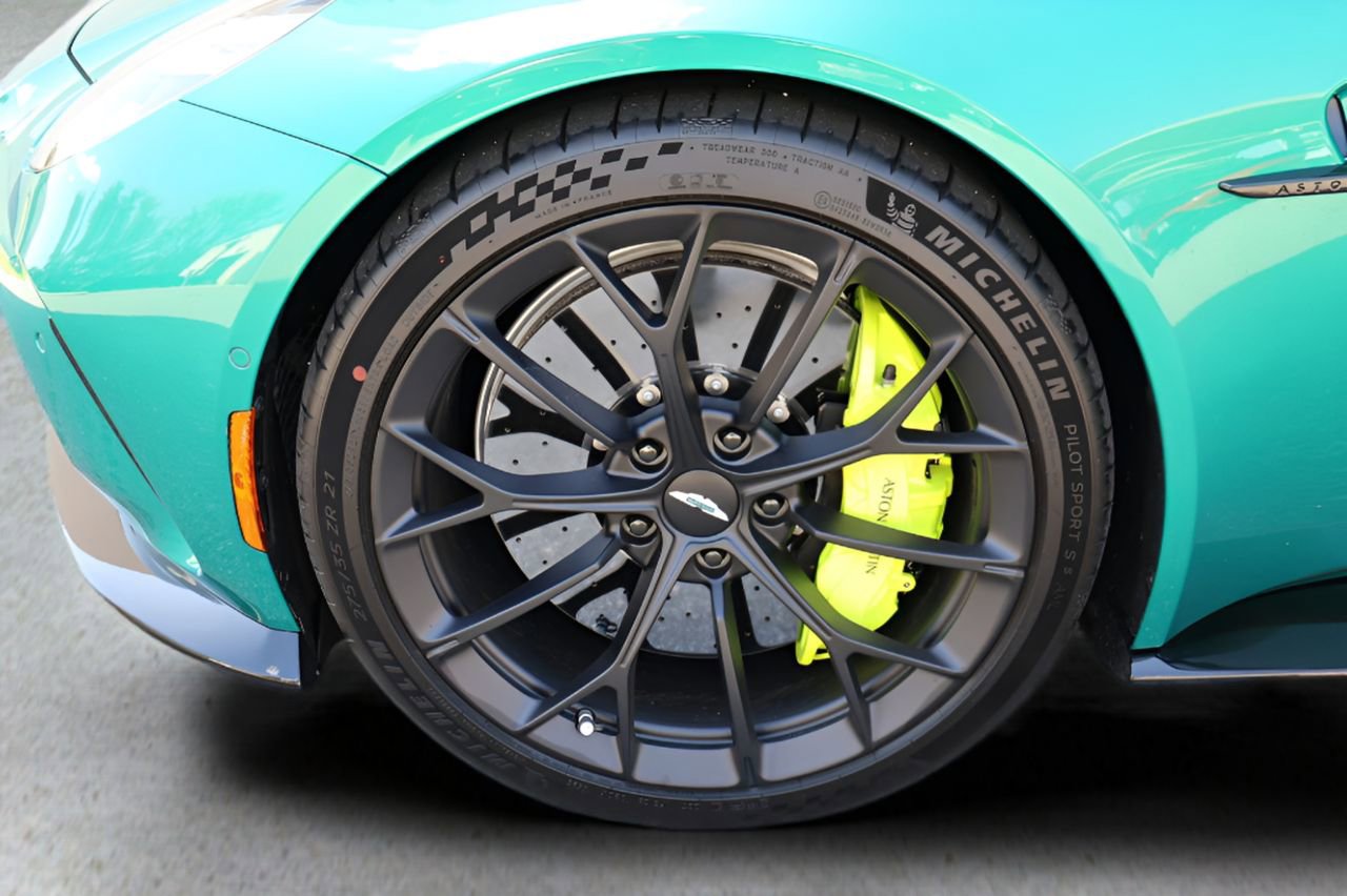 Used 2026 Aston Martin V8 Vantage Coupe image 9