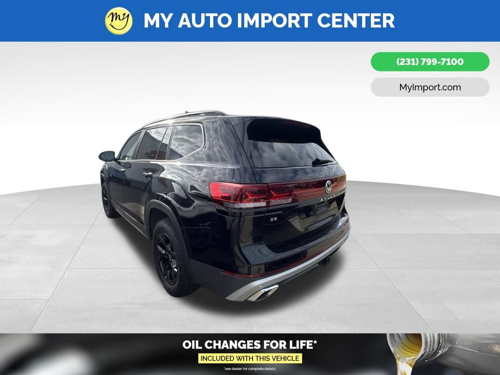 Used 2025 Volkswagen Atlas Peak Edition SE AWD/4WD image 4