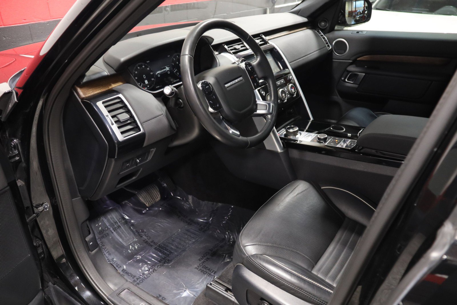 Used 2020 Land Rover Discovery HSE image 35