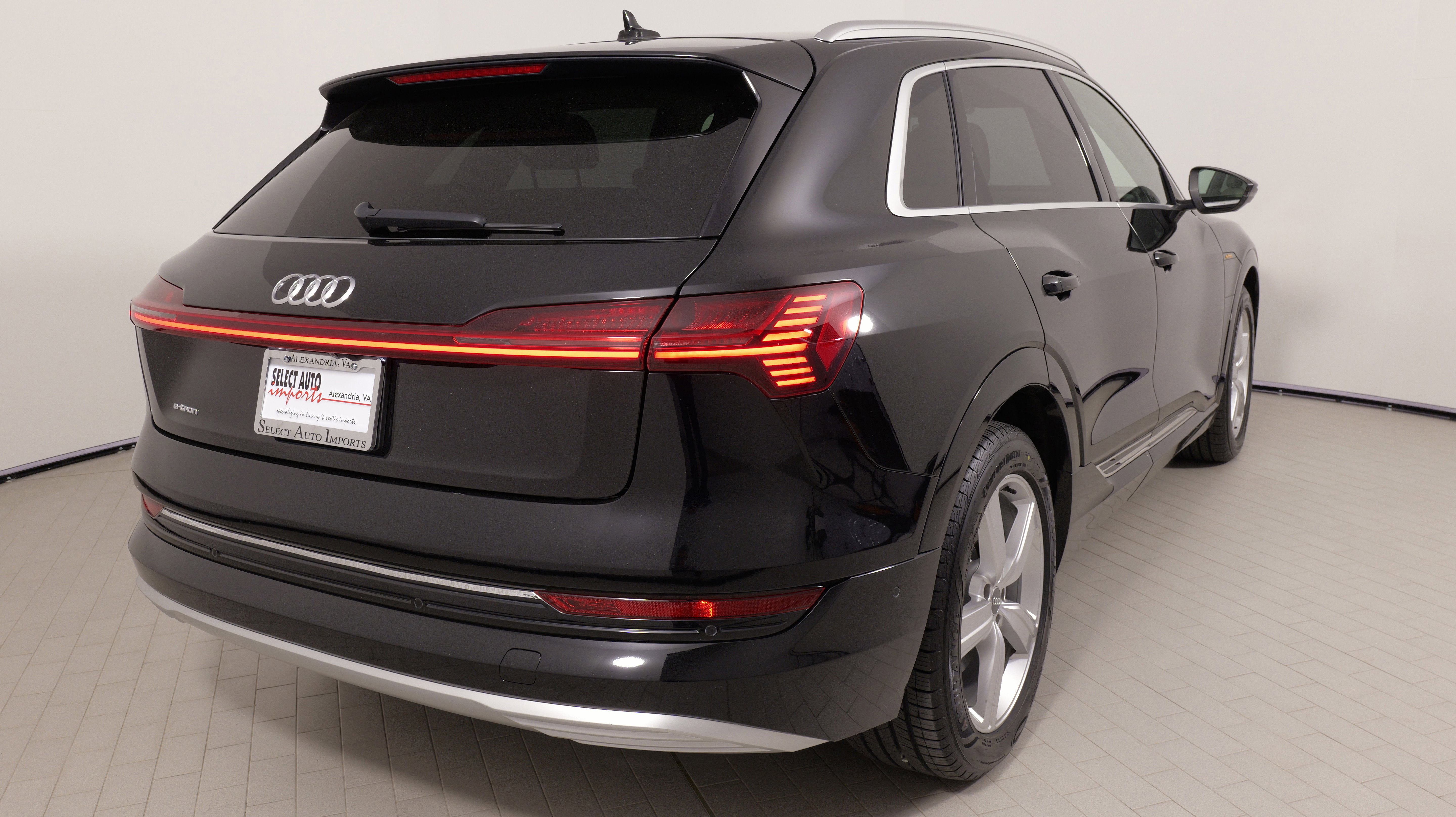 Used 2019 Audi e-tron Prestige w/ Prestige Package image 13