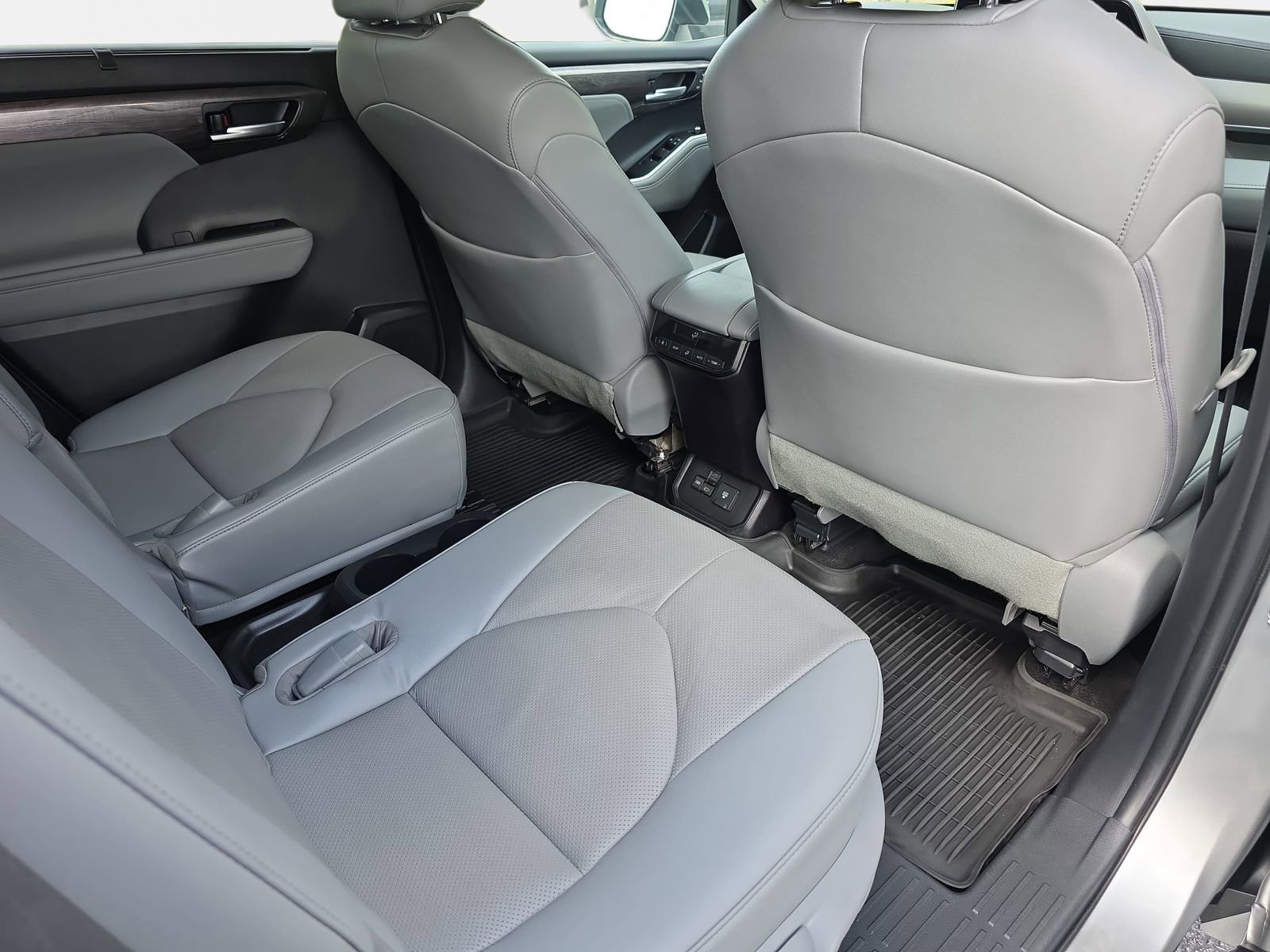 Used 2023 Toyota Highlander Limited image 11