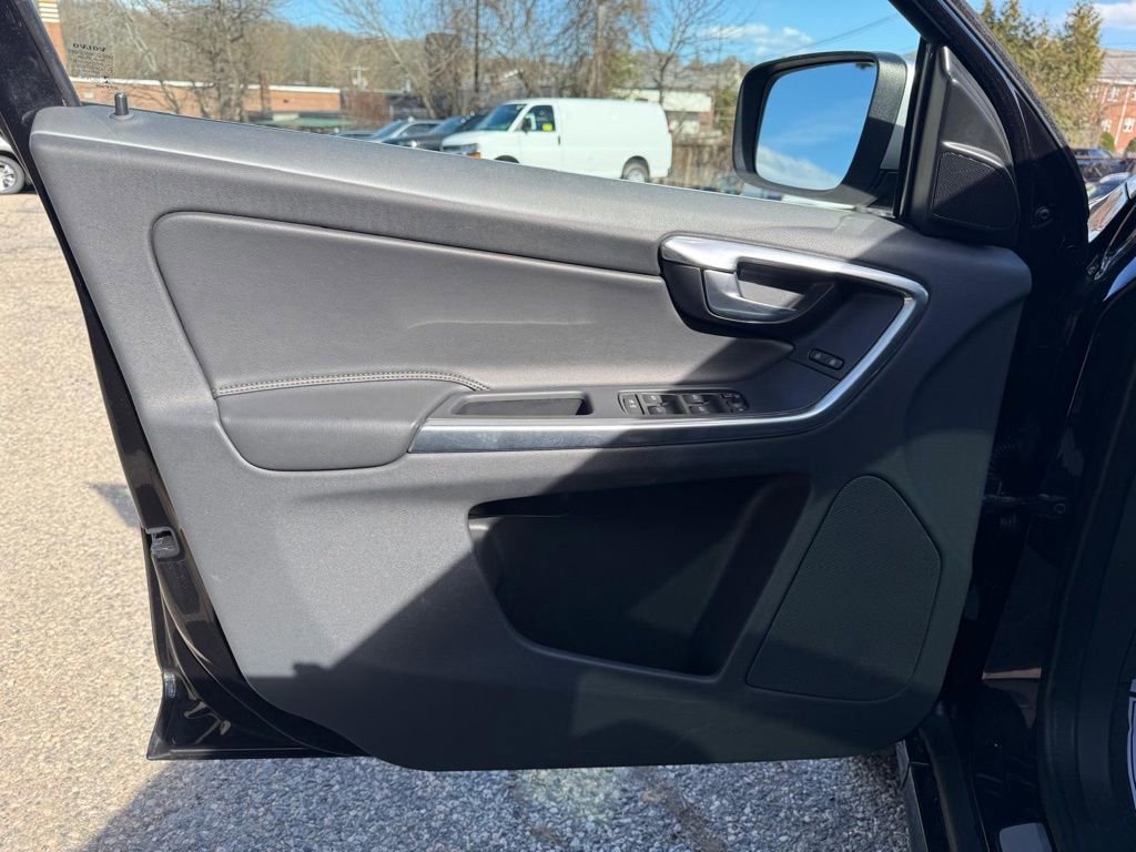 Used 2016 Volvo XC60 T6 R-Design image 11