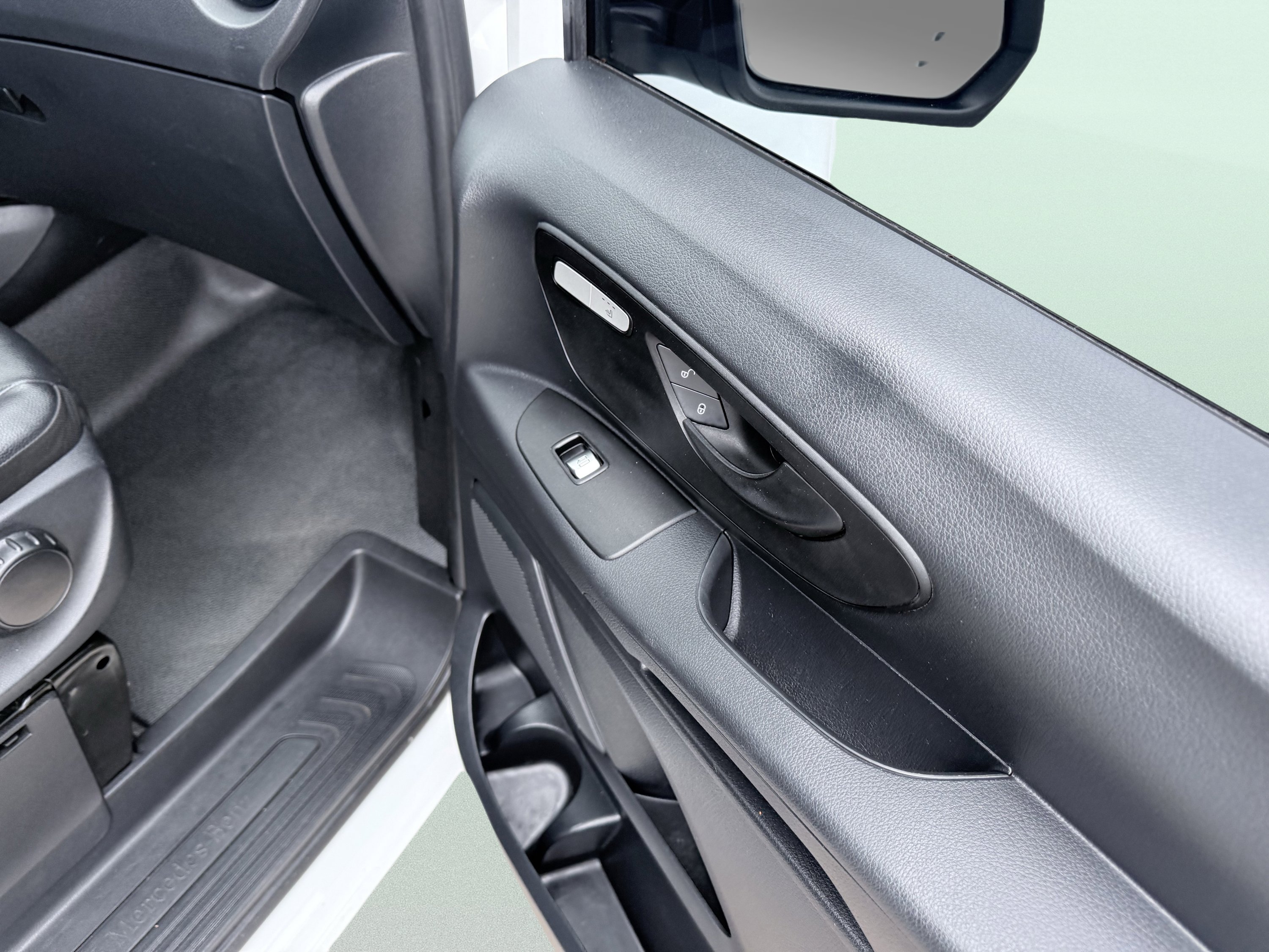 Used 2018 Mercedes-Benz Metris Passenger image 42