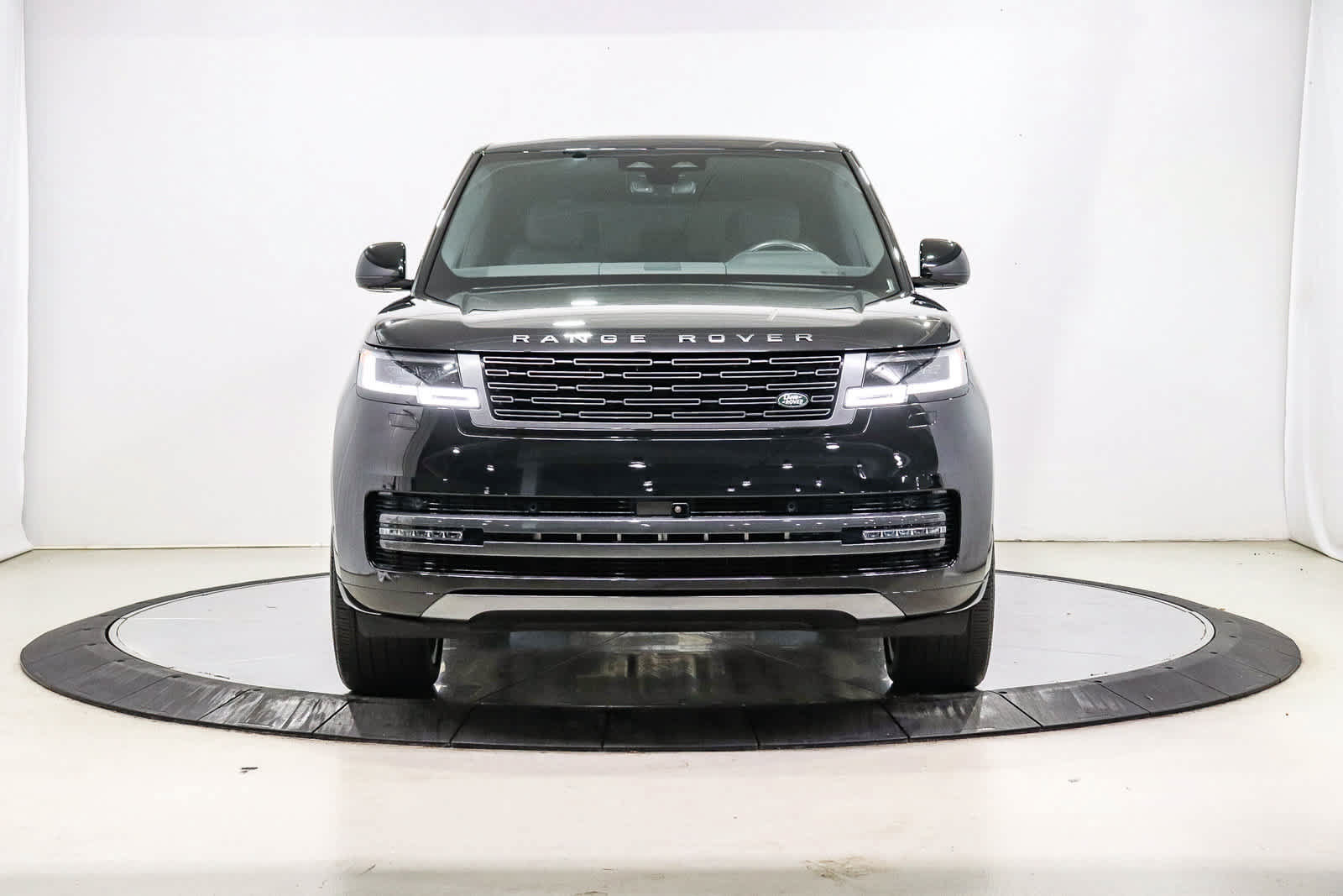 Used 2025 Land Rover Range Rover SE AWD/4WD image 6
