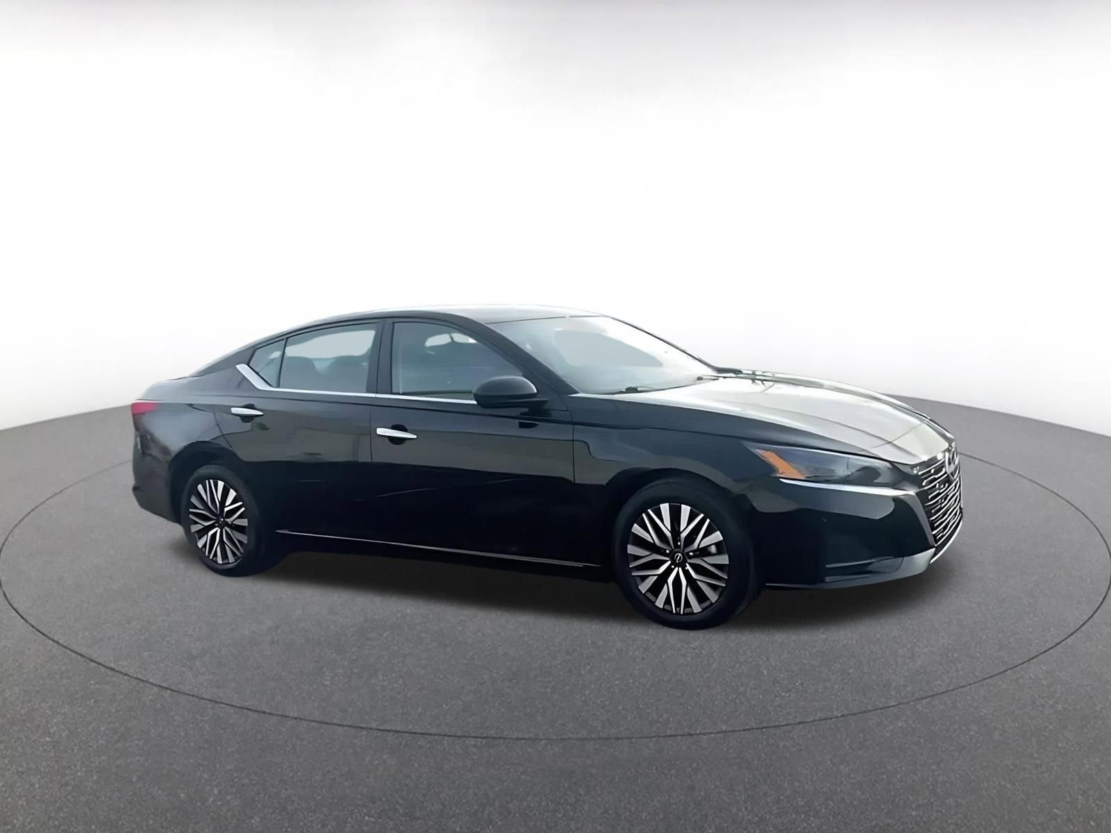 Used 2025 Nissan Altima 2.5 SV image 2