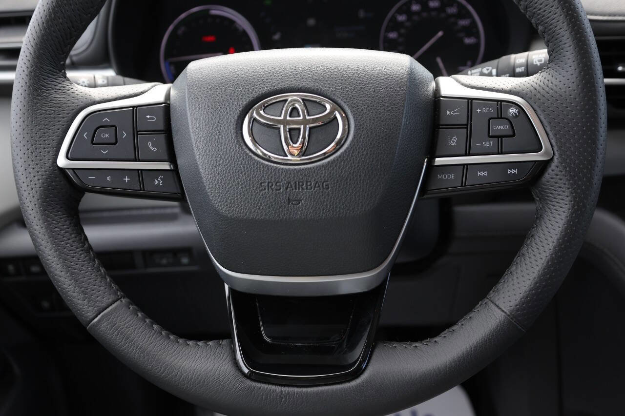 Used 2023 Toyota Sienna Limited AWD/4WD image 19