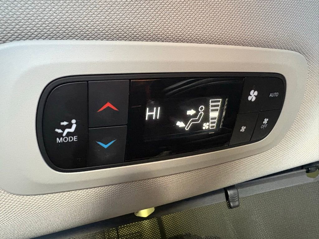 Used 2023 Chrysler Pacifica Touring-L image 37