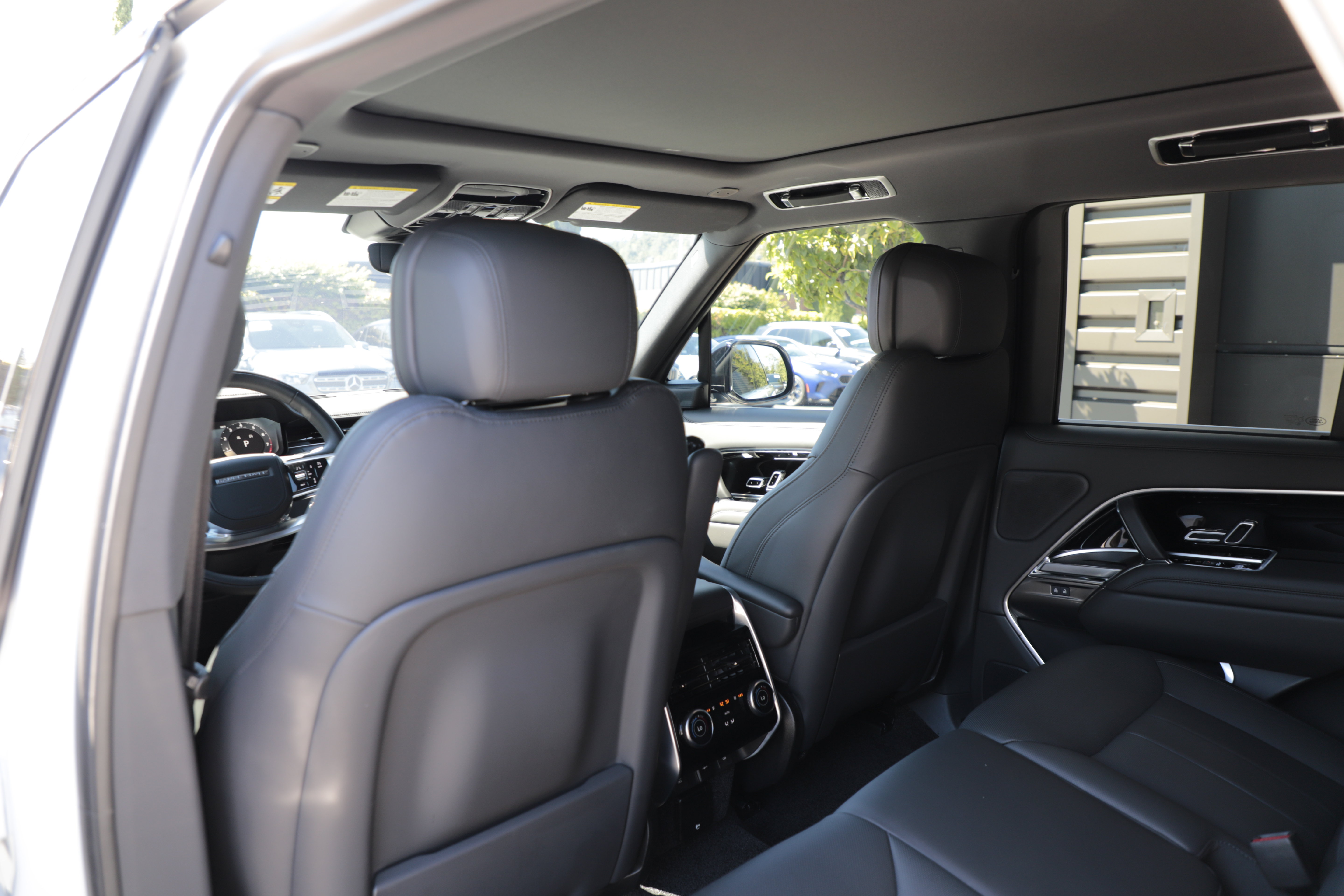 Certified 2025 Land Rover Range Rover SE AWD/4WD image 17