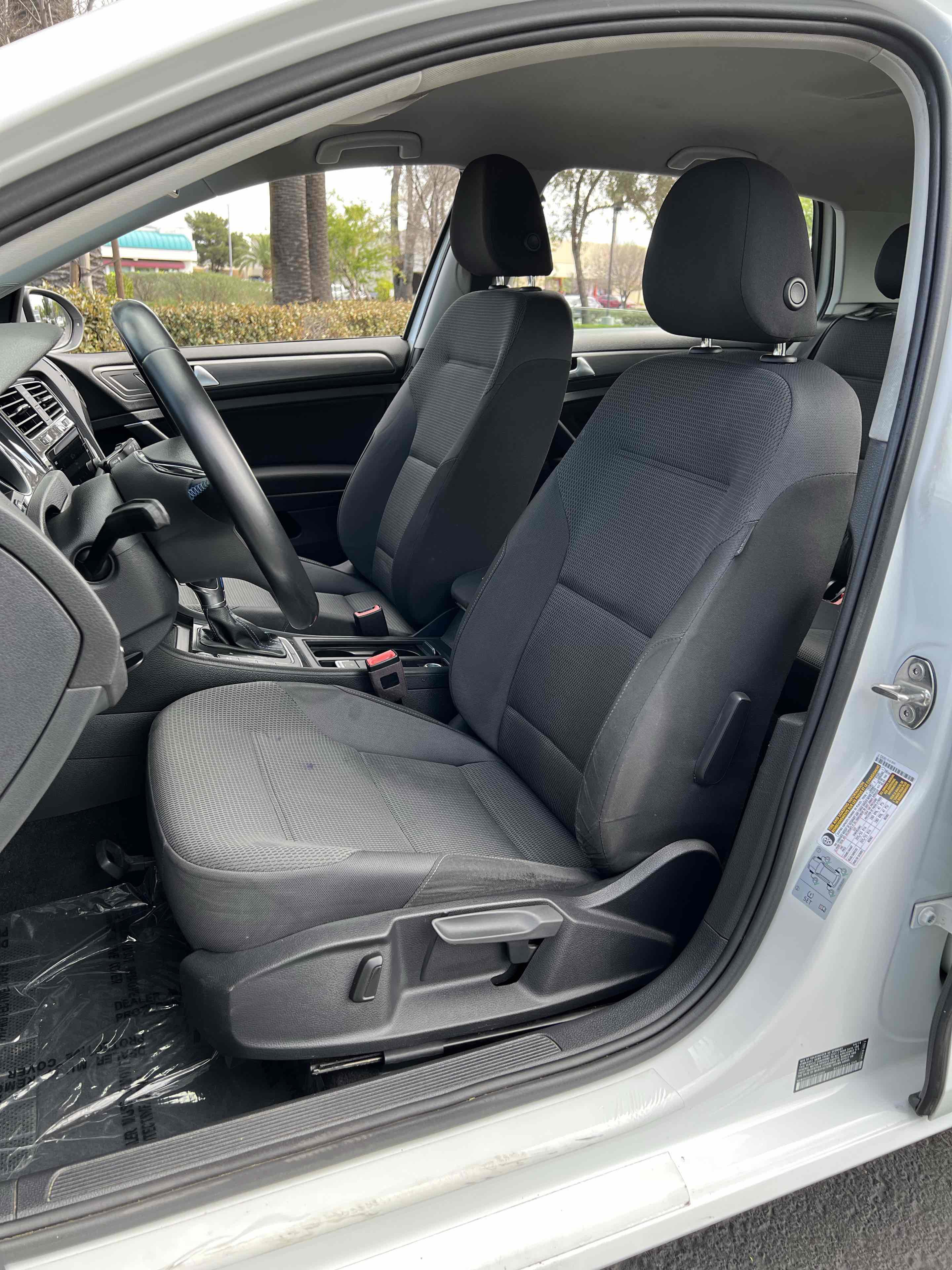 Used 2019 Volkswagen e-Golf SE w/ Driver Assistance Package image 25