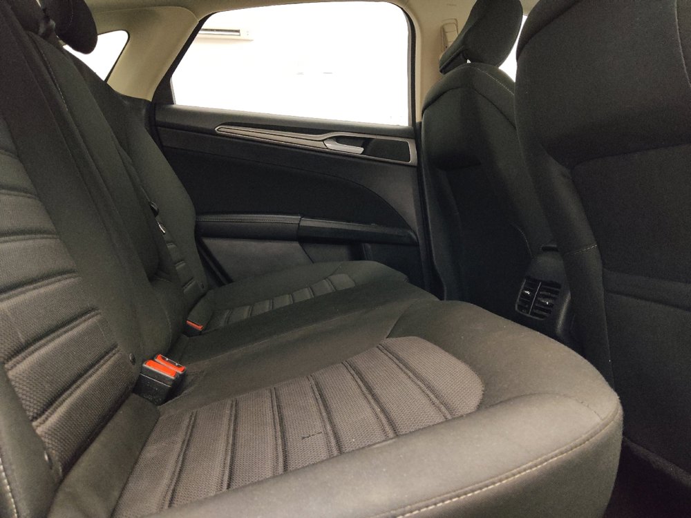 Used 2020 Ford Fusion SE FWD image 19