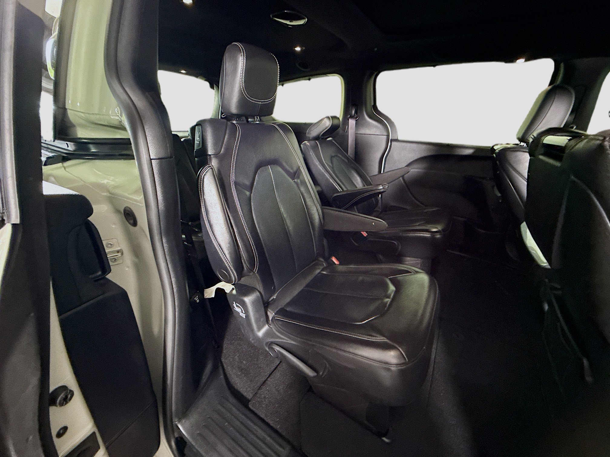 Used 2021 Chrysler Pacifica Touring-L w/ Uconnect Theater Family Group image 26