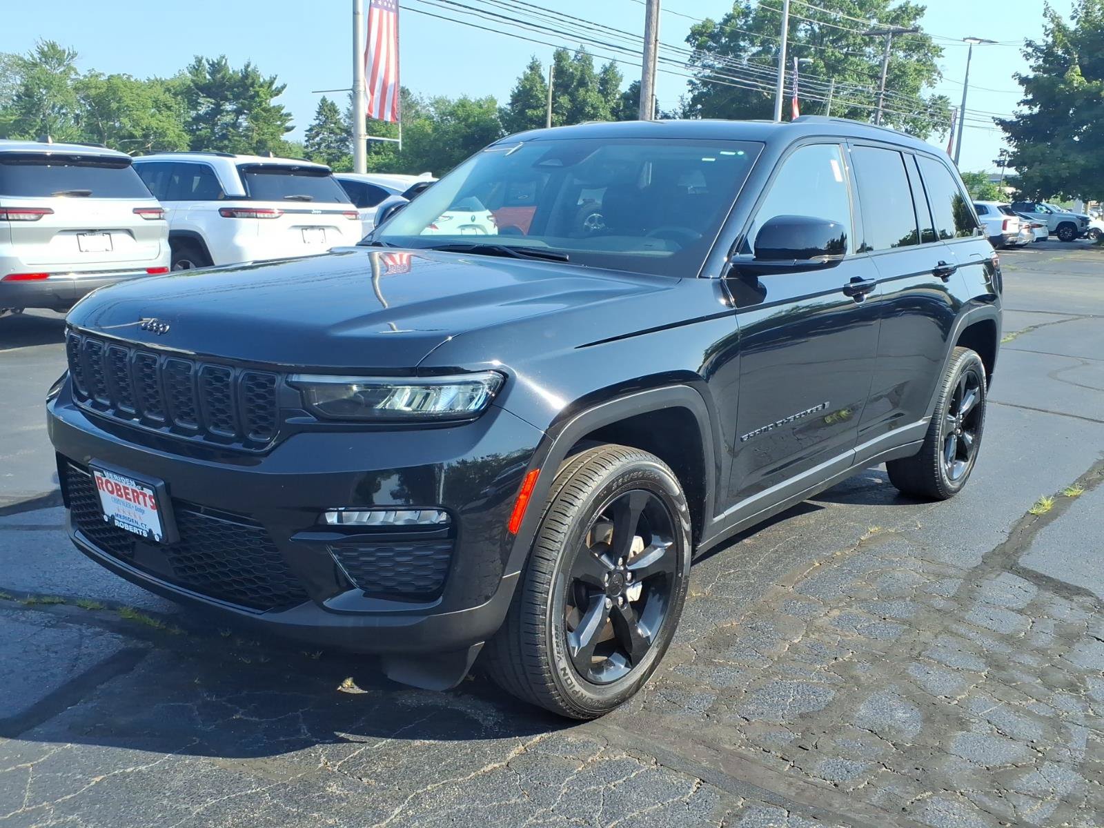 Certified 2023 Jeep Grand Cherokee Limited w/ Black Appearance Package AWD/4WD image 3