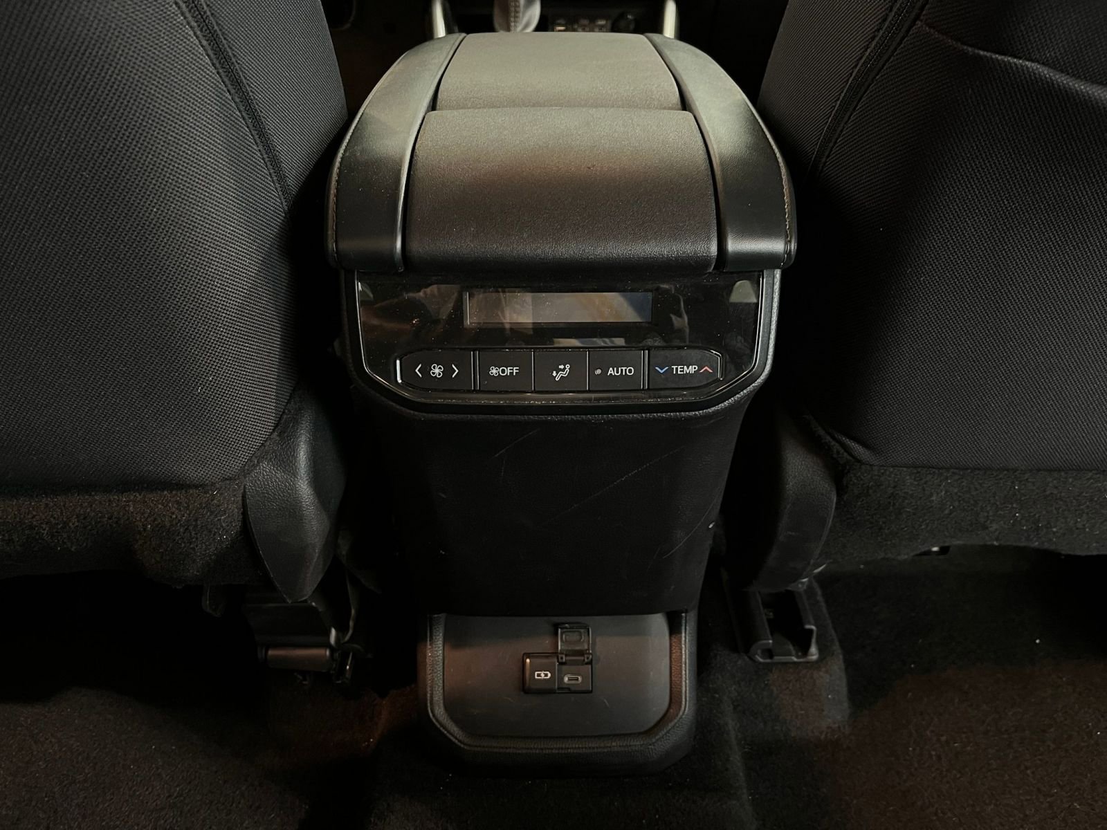 Used 2025 Toyota Highlander LE FWD image 24