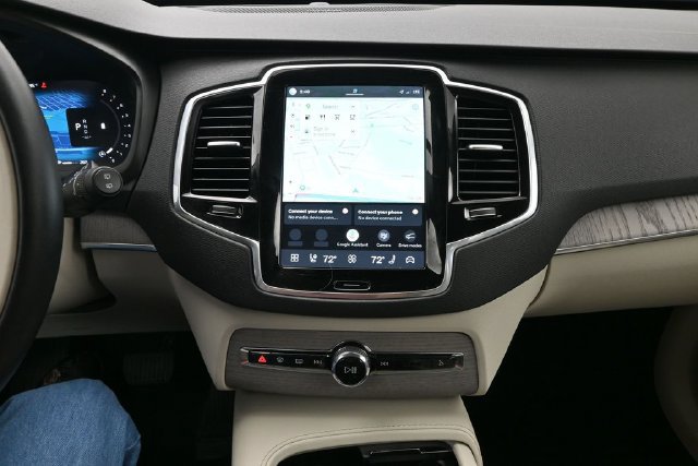 Used 2025 Volvo XC90 B5 Plus w/ Protection Package Premier AWD/4WD image 13