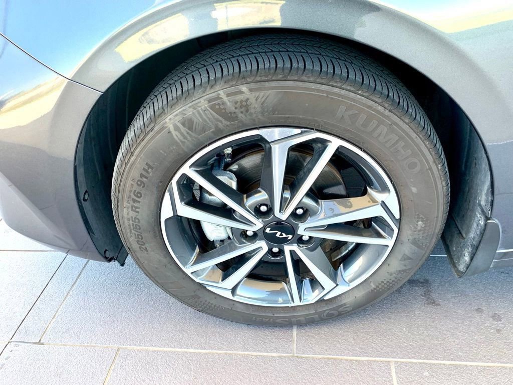 Used 2022 Kia Forte LXS w/ LXS Technology Package image 9