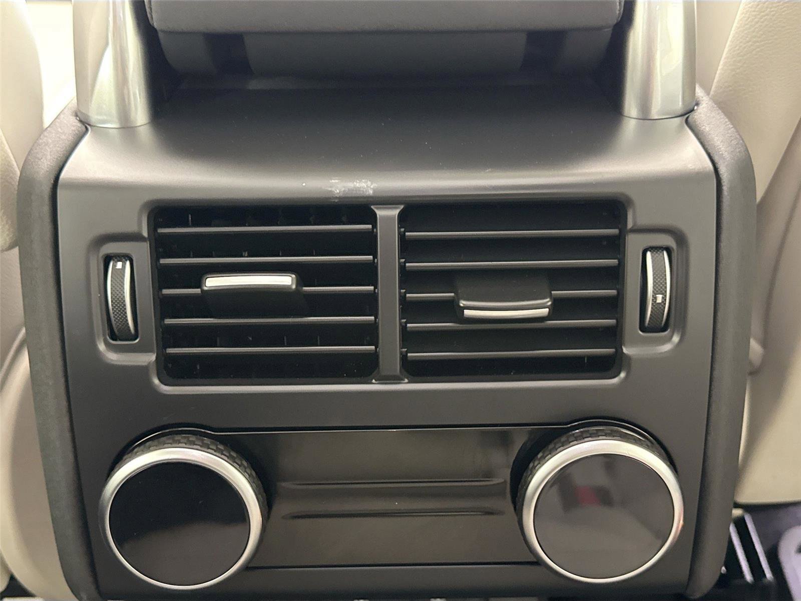 Used 2024 Land Rover Discovery S image 39