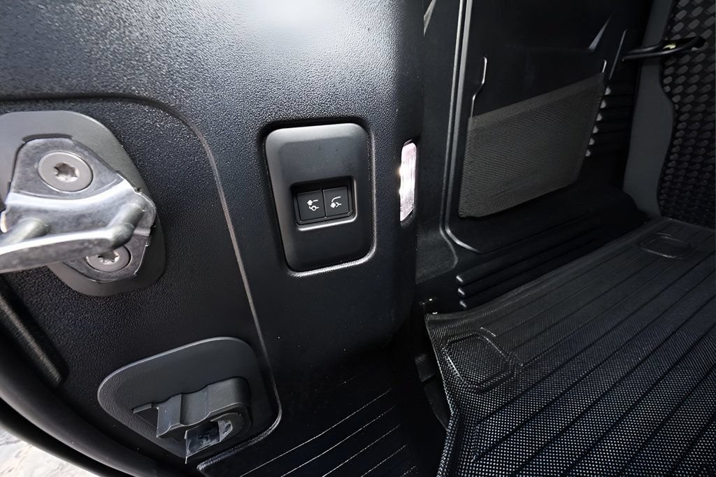 Used 2023 Land Rover Defender 110 X-Dynamic SE AWD/4WD image 19
