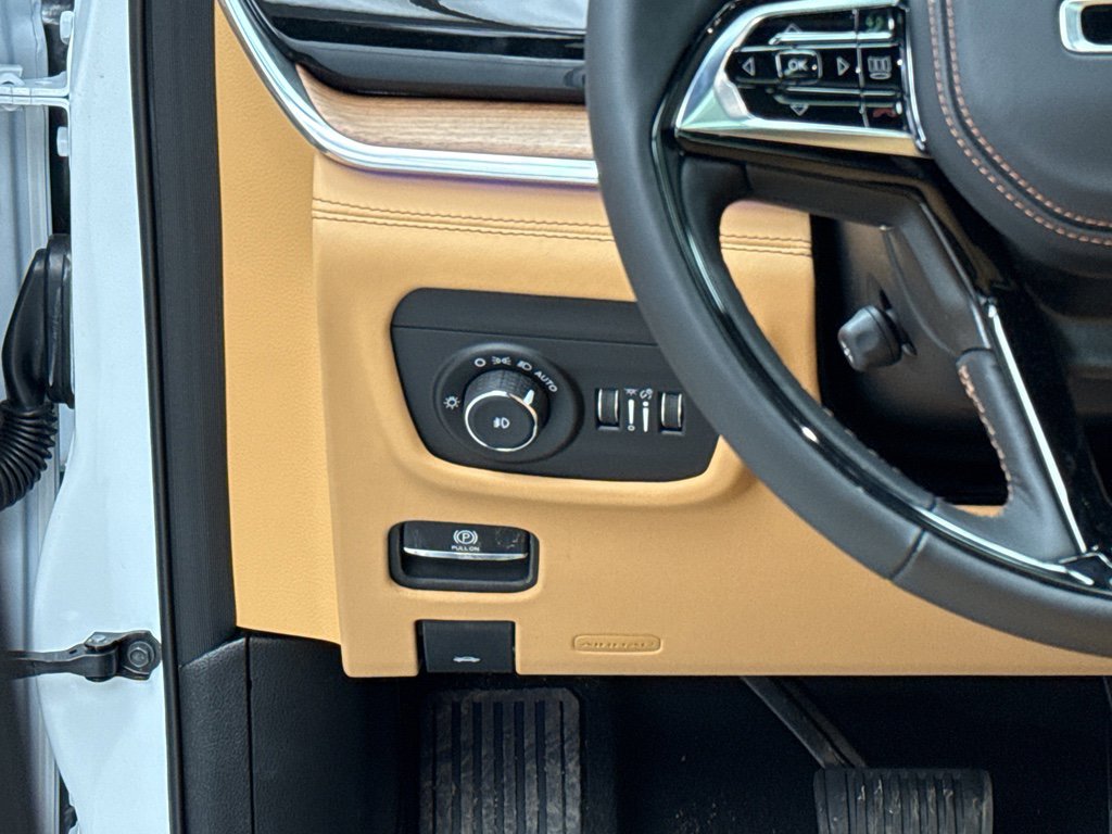 New 2026 Jeep Grand Cherokee Summit image 12